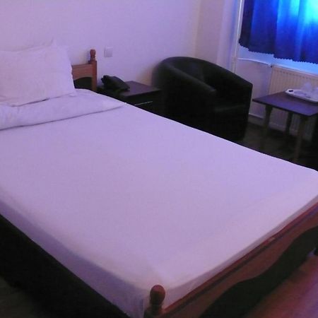 Hotel Uranus Bukares Bagian luar foto