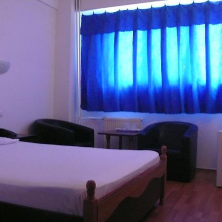 Hotel Uranus Bukares Bagian luar foto