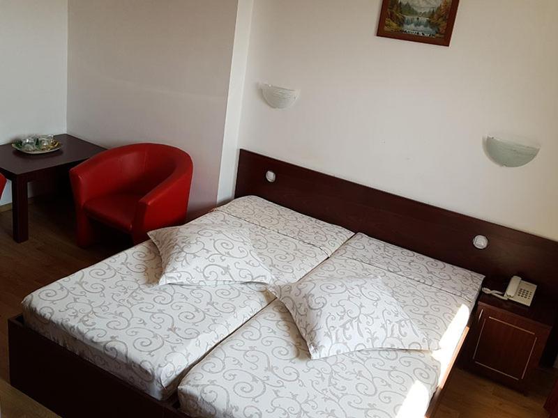 Hotel Uranus Bukares Bagian luar foto