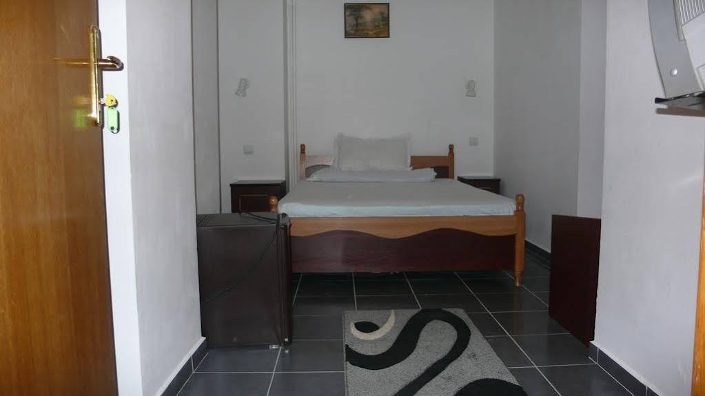 Hotel Uranus Bukares Bagian luar foto