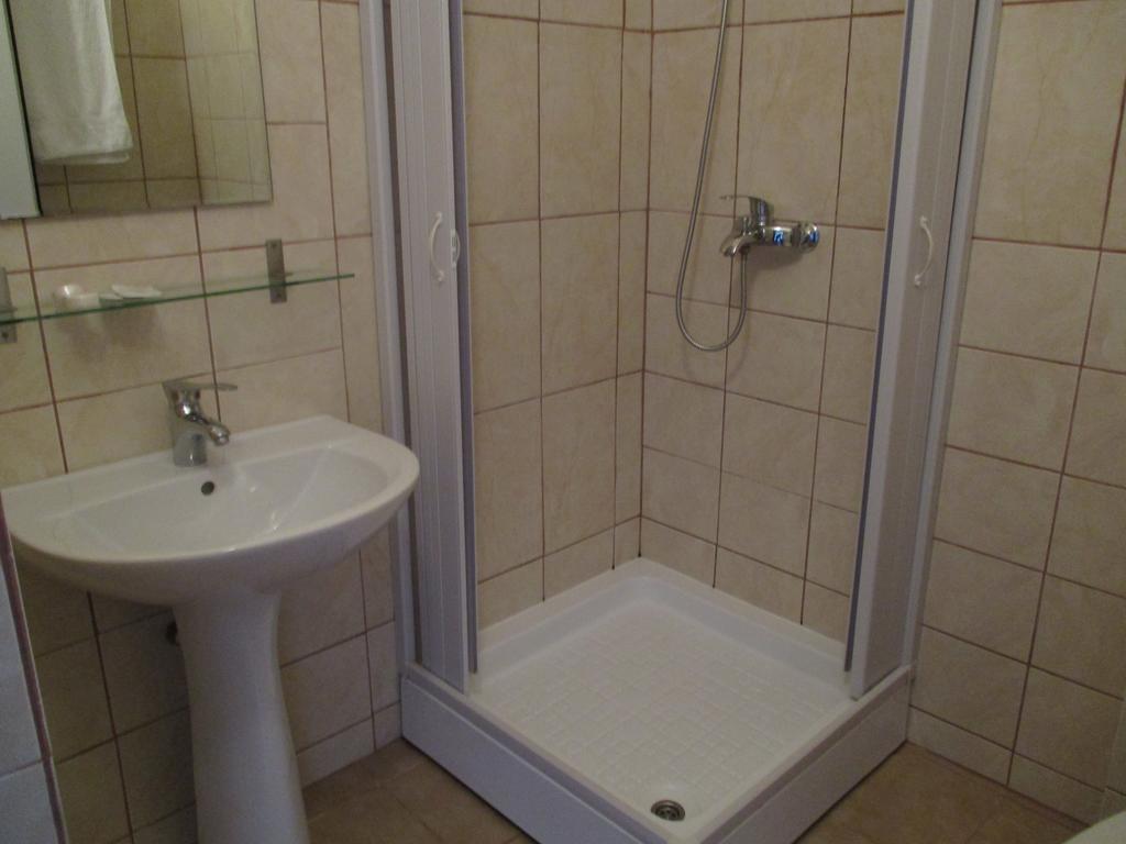 Hotel Uranus Bukares Bagian luar foto
