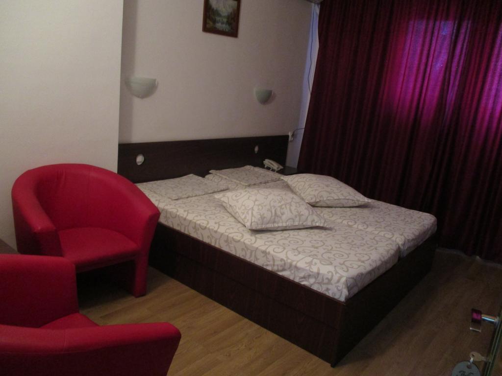 Hotel Uranus Bukares Bagian luar foto