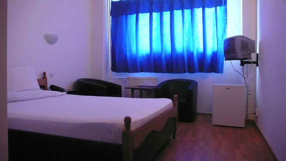 Hotel Uranus Bukares Bagian luar foto